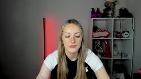 Snapshot of evelynblond chatting on June 18, 12:31 pm evelynblond online show from June 18, 12:31 pm