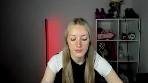 Snapshot of evelynblond chatting on June 19, 12:53 pm evelynblond online show from June 19, 12:53 pm