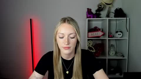 evelynblond online show from June 30, 12:39 pm