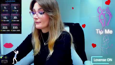 Snapshot of evelyne_rose chatting on November 10, 6:23 am evelyne_rose online show from November 10, 6:23 am