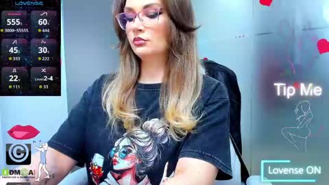 Snapshot of evelyne_rose chatting on May 9, 4:39 am evelyne_rose online show from May 9, 4:39 am