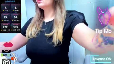 Snapshot of evelyne_rose chatting on May 29, 5:27 am evelyne_rose online show from May 29, 5:27 am