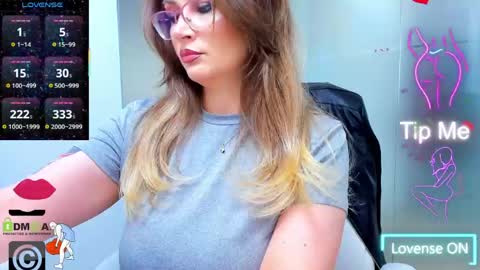 Snapshot of evelyne_rose chatting on May 31, 5:15 am evelyne_rose online show from May 31, 5:15 am