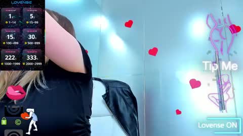 Snapshot of evelyne_rose chatting on June 2, 5:09 am evelyne_rose online show from June 2, 5:09 am