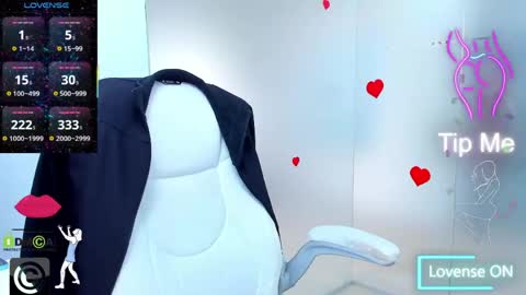 Snapshot of evelyne_rose chatting on June 9, 5:19 am evelyne_rose online show from June 9, 5:19 am
