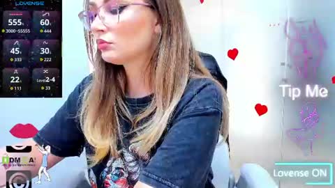 Snapshot of evelyne_rose chatting on June 13, 5:05 am evelyne_rose online show from June 13, 5:05 am