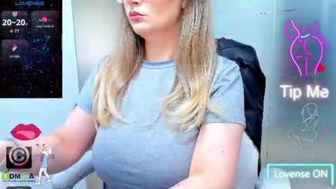 Snapshot of evelyne_rose chatting on June 15, 4:58 am evelyne_rose online show from June 15, 4:58 am