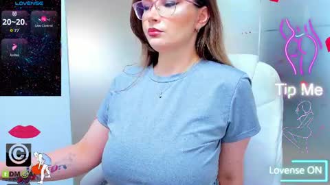 Snapshot of evelyne_rose chatting on July 1, 5:09 am evelyne_rose online show from July 1, 5:09 am