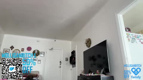 Evelyn online show from February 5, 9:30 pm