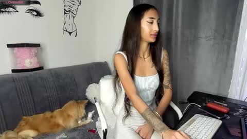 Snapshot of evelynhais chatting on December 1, 2:00 pm Evelyn online show from December 1, 2:00 pm