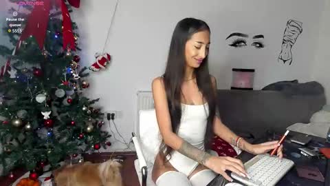 Snapshot of evelynhais chatting on December 16, 6:51 am Evelyn online show from December 16, 6:51 am