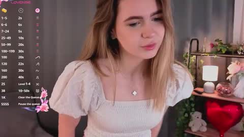 Mia online show from March 18, 9:45 am