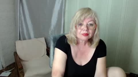 Snapshot of evelynloveshy chatting on June 6, 8:35 pm BarbaraBlondy online show from June 6, 8:35 pm