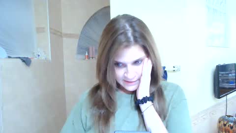 Snapshot of everleighlux chatting on October 30, 1:29 am Aly online show from October 30, 1:29 am