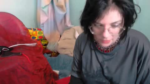 Everly online show from December 15, 5:28 pm