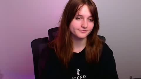 Snapshot of evie_leee chatting on November 6, 1:56 pm Evie online show from November 6, 1:56 pm