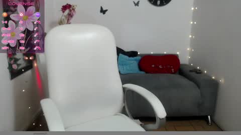 Snapshot of evil_stepmothers chatting on December 17, 4:00 pm Pamela  online show from December 17, 4:00 pm
