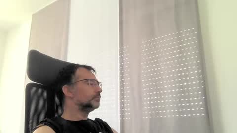Snapshot of exhibit77 chatting on June 13, 9:07 am exhibit77 online show from June 13, 9:07 am