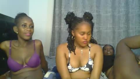 Snapshot of exotic_cutiee chatting on April 21, 1:42 am exotic_cutiee online show from April 21, 1:42 am
