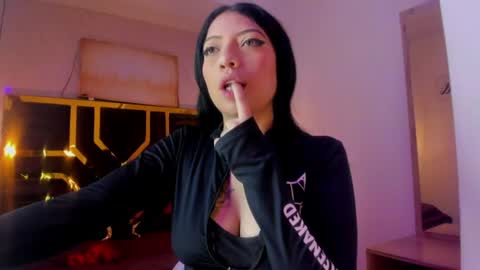 Snapshot of ey_im_simone_ chatting on July 3, 12:11 pm online show from July 3, 12:11 pm