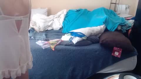 eyeswall0w online show from February 24, 3:32 pm