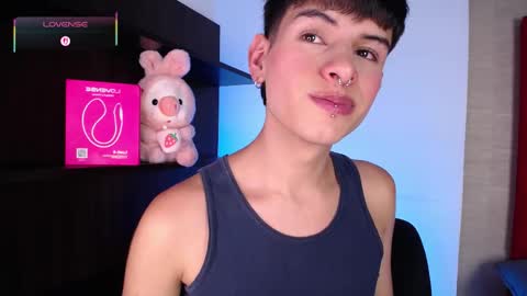 Snapshot of ezra_storm chatting on December 5, 4:43 am Juan online show from December 5, 4:43 am