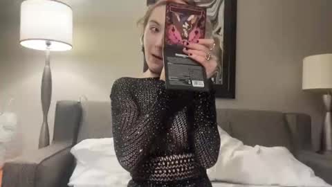 Snapshot of faexoxoxo chatting on October 12, 10:47 am Fae online show from October 12, 10:47 am