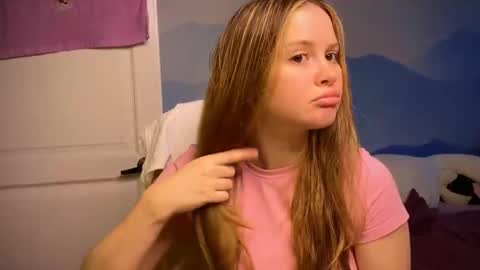 Snapshot of fairyilona chatting on October 25, 6:43 am Ilona online show from October 25, 6:43 am