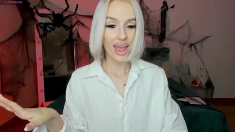 Snapshot of fallen1_angel chatting on October 26, 11:20 pm Lana online show from October 26, 11:20 pm