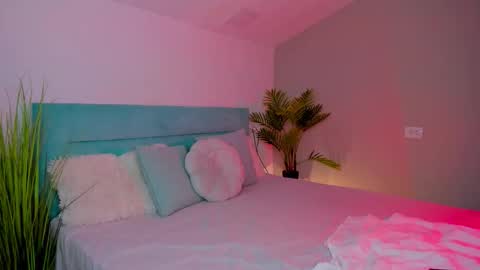 Snapshot of fallen1_angel chatting on November 20, 12:11 am Lana online show from November 20, 12:11 am