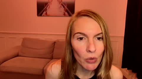 Snapshot of fanny_posy chatting on December 5, 6:33 pm Fanny online show from December 5, 6:33 pm