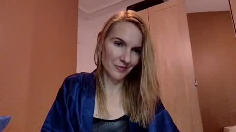 Snapshot of fanny_posy chatting on December 15, 2:30 am Fanny online show from December 15, 2:30 am
