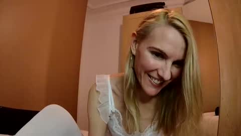 Snapshot of fanny_posy chatting on December 25, 12:16 am Fanny online show from December 25, 12:16 am