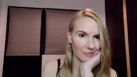 Snapshot of fanny_posy chatting on January 3, 1:27 am Fanny online show from January 3, 1:27 am