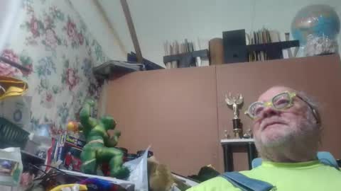 Snapshot of fatfreddythecat chatting on May 17, 9:22 pm Fred. online show from May 17, 9:22 pm