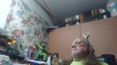 Snapshot of fatfreddythecat chatting on May 18, 4:40 am Fred. online show from May 18, 4:40 am