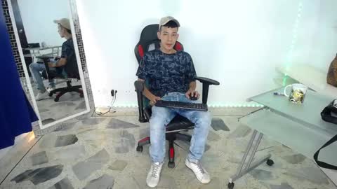 Snapshot of favel_gomez7 chatting on December 21, 1:21 pm Favel Gomez online show from December 21, 1:21 pm