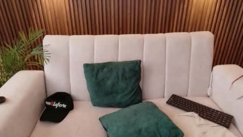 Snapshot of feelina_firesoul chatting on November 22, 6:07 pm Feelena online show from November 22, 6:07 pm