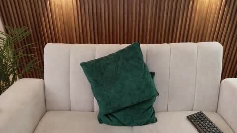 Snapshot of feelina_firesoul chatting on December 17, 6:14 pm Feelena online show from December 17, 6:14 pm