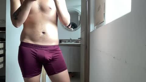 Snapshot of feelingasanocean chatting on November 5, 6:52 pm colombianboyzzz online show from November 5, 6:52 pm