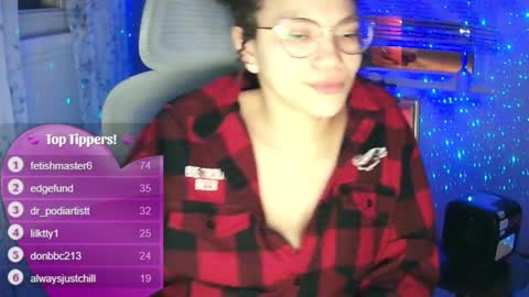 Snapshot of feetnymph chatting on January 20, 5:04 am Soley online show from January 20, 5:04 am