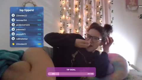 Snapshot of feetnymph chatting on February 5, 5:52 am Soley online show from February 5, 5:52 am