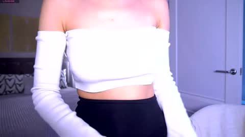 Snapshot of felissiany chatting on May 17, 1:14 am Hello im Nova online show from May 17, 1:14 am