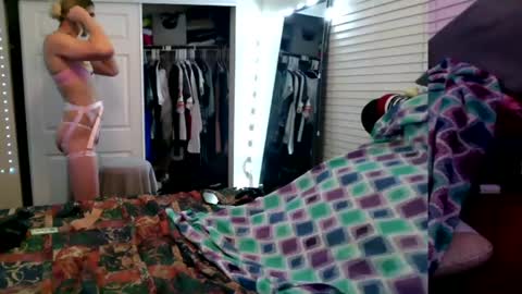 Snapshot of femboy_allie chatting on December 21, 12:53 am Allie North online show from December 21, 12:53 am