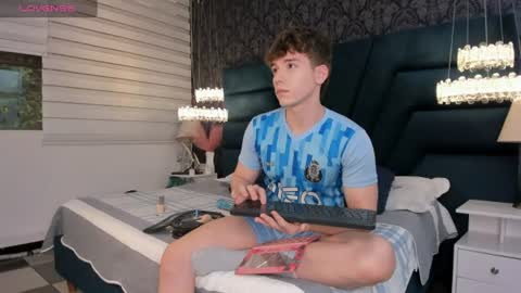Snapshot of femboy_max chatting on June 16, 11:46 am Femboy Max online show from June 16, 11:46 am