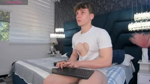 Snapshot of femboy_max chatting on June 19, 11:36 am Femboy Max online show from June 19, 11:36 am