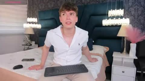 Snapshot of femboy_max chatting on July 17, 12:34 pm Femboy Max online show from July 17, 12:34 pm