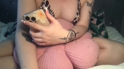 Snapshot of femmefatalebabe chatting on May 7, 8:58 pm online show from May 7, 8:58 pm