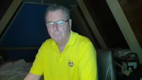 Snapshot of finderfiner chatting on October 15, 8:14 am finderfiner online show from October 15, 8:14 am