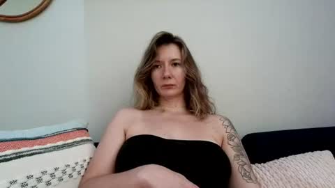 Snapshot of findomgoddessnatalia chatting on July 28, 9:14 pm Goddess Natalia Findom online show from July 28, 9:14 pm